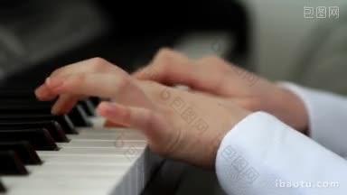 女孩的手在弹钢琴